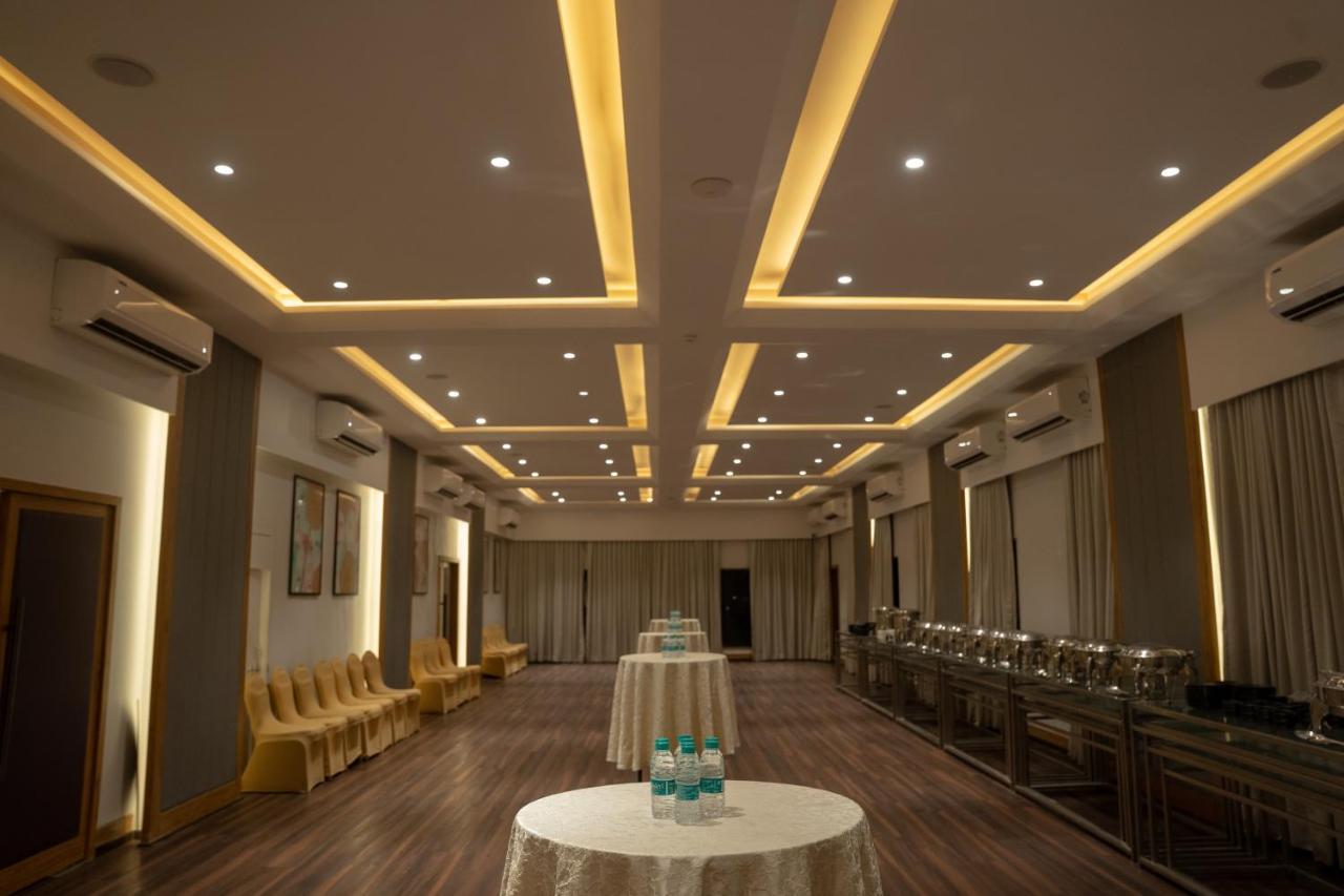 U Rivergate Karjat Luaran gambar