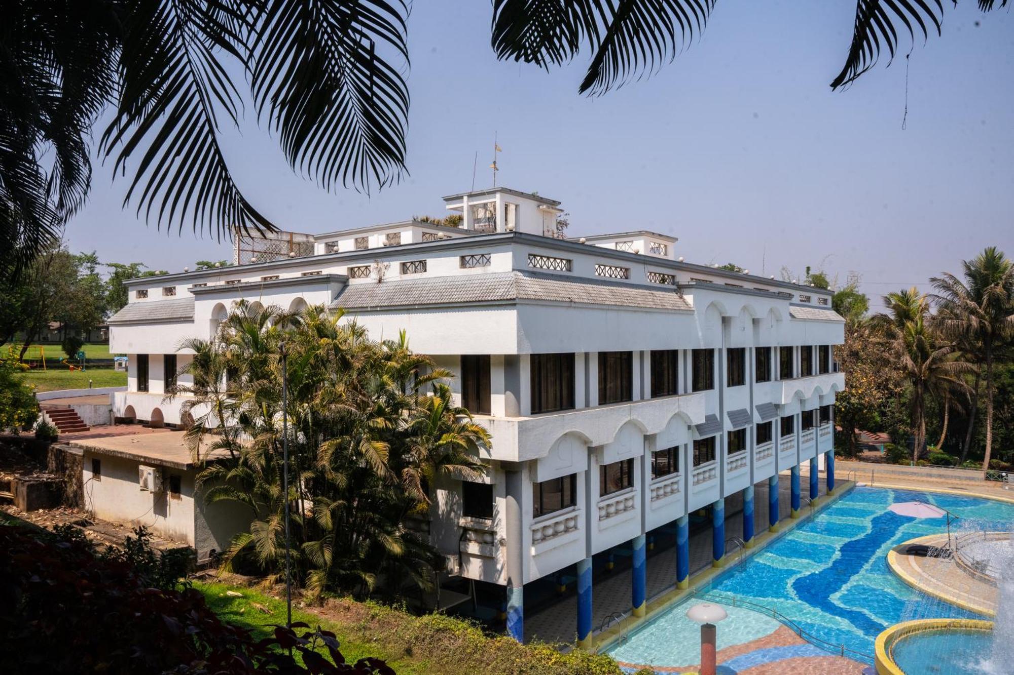 U Rivergate Karjat Luaran gambar