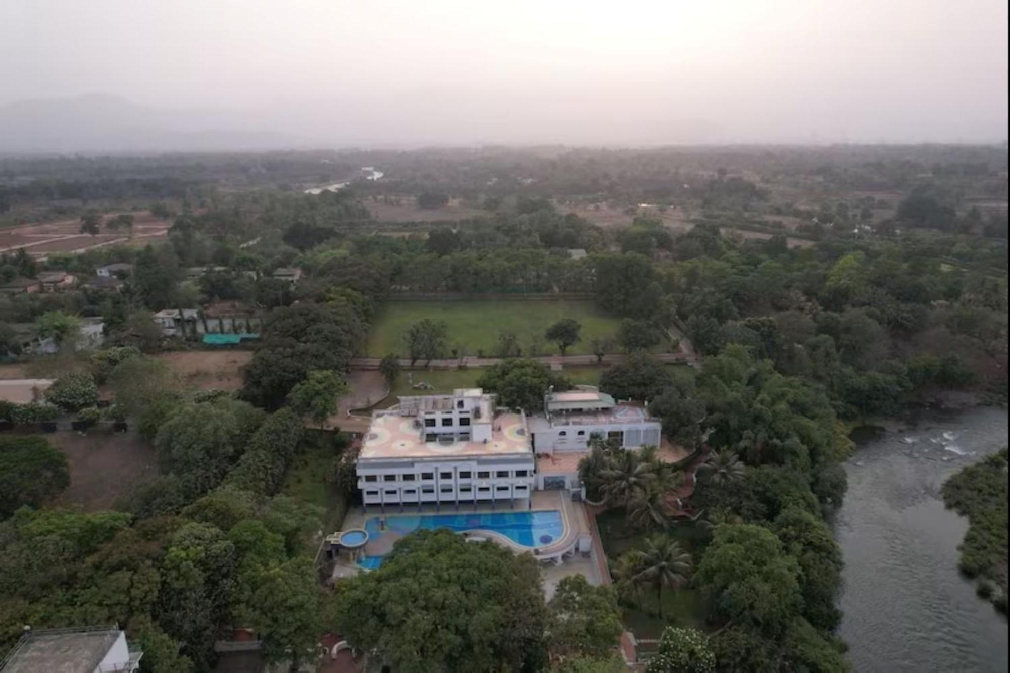 U Rivergate Karjat Luaran gambar